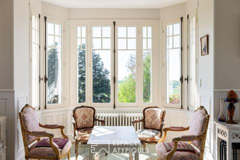 Maison à colombages dans un parc arboré