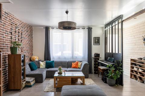 Mancelle aux accents industriels dans un quartier calme