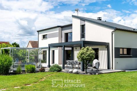 Contemporaine aux volumes généreux sur un magnifique terrain avec piscine