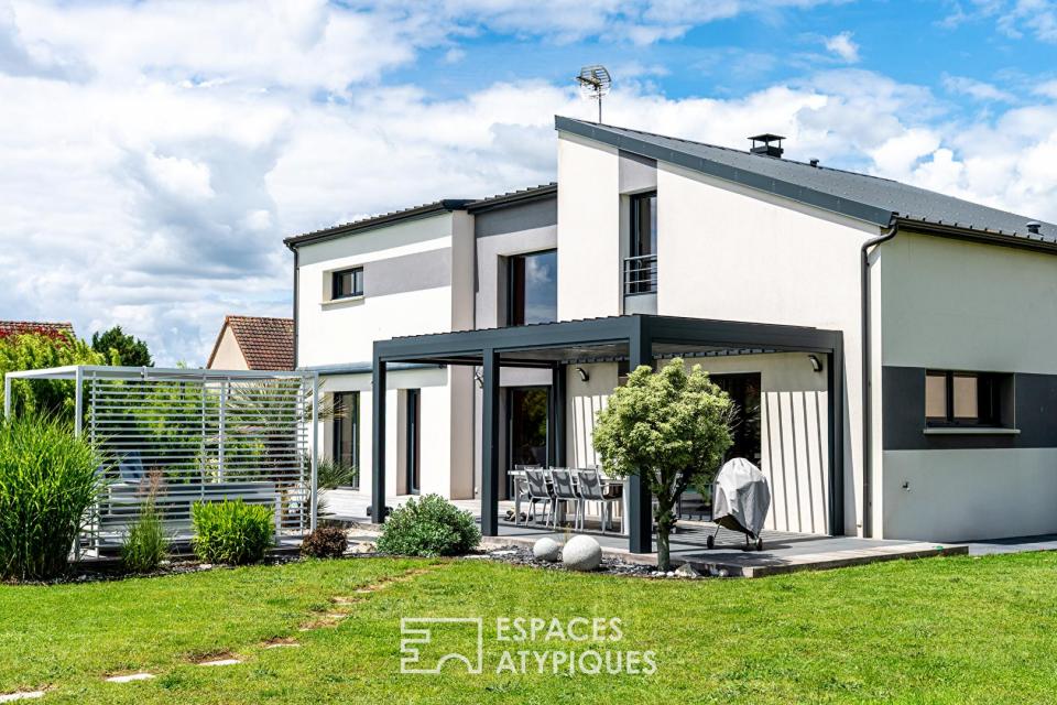 Contemporaine aux volumes généreux sur un magnifique terrain avec piscine