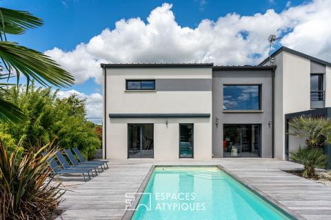 Contemporaine aux volumes généreux sur un magnifique terrain avec piscine