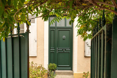 Maison de caractère réinventée et son écrin végétal insoupçonné
