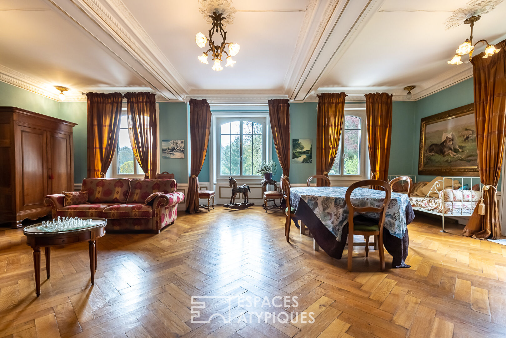 Art Nouveau mansion in a wooded park with access to water