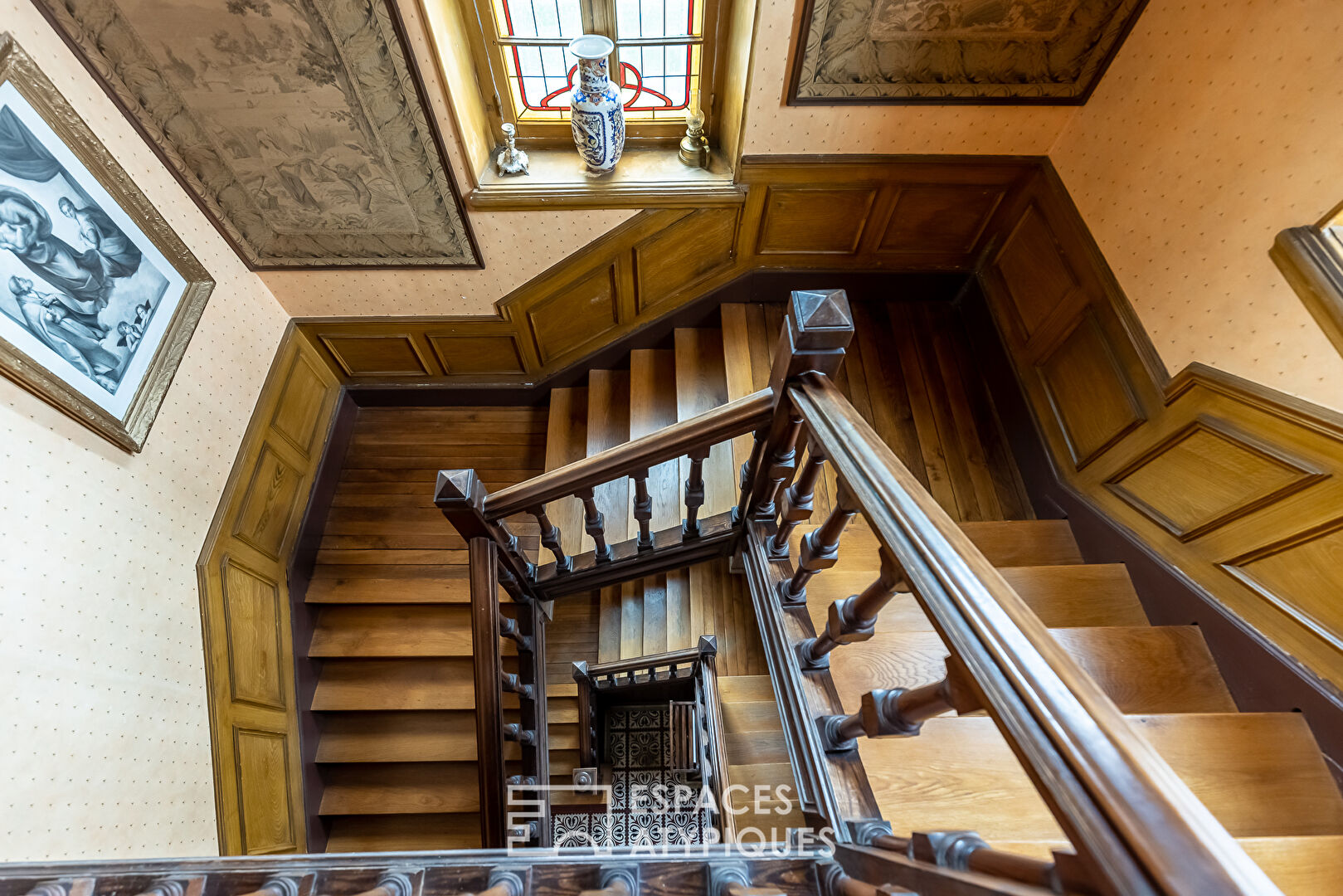 Art Nouveau mansion in a wooded park with access to water