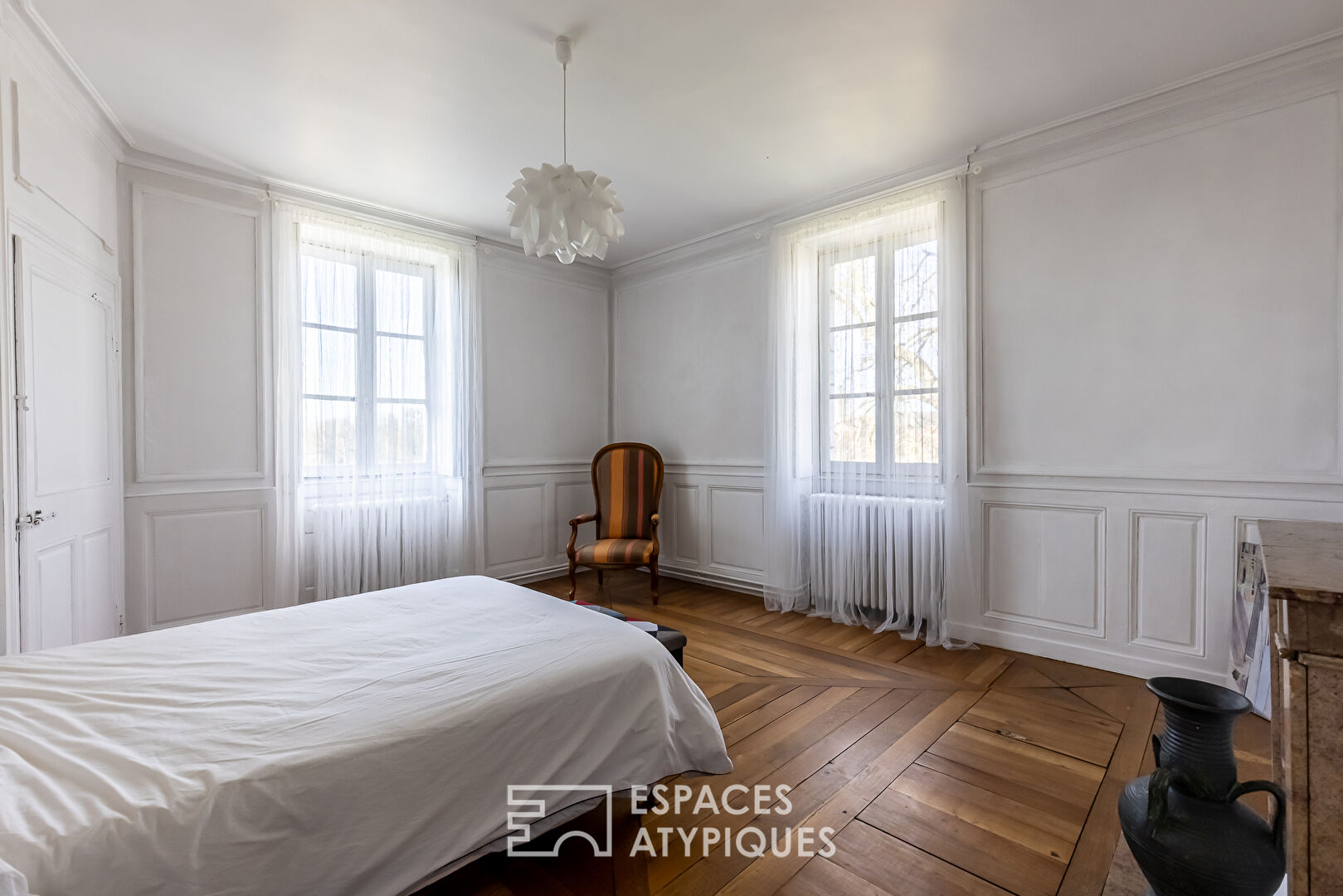 Château chargé d’histoire dans son parc de 1 hectare
