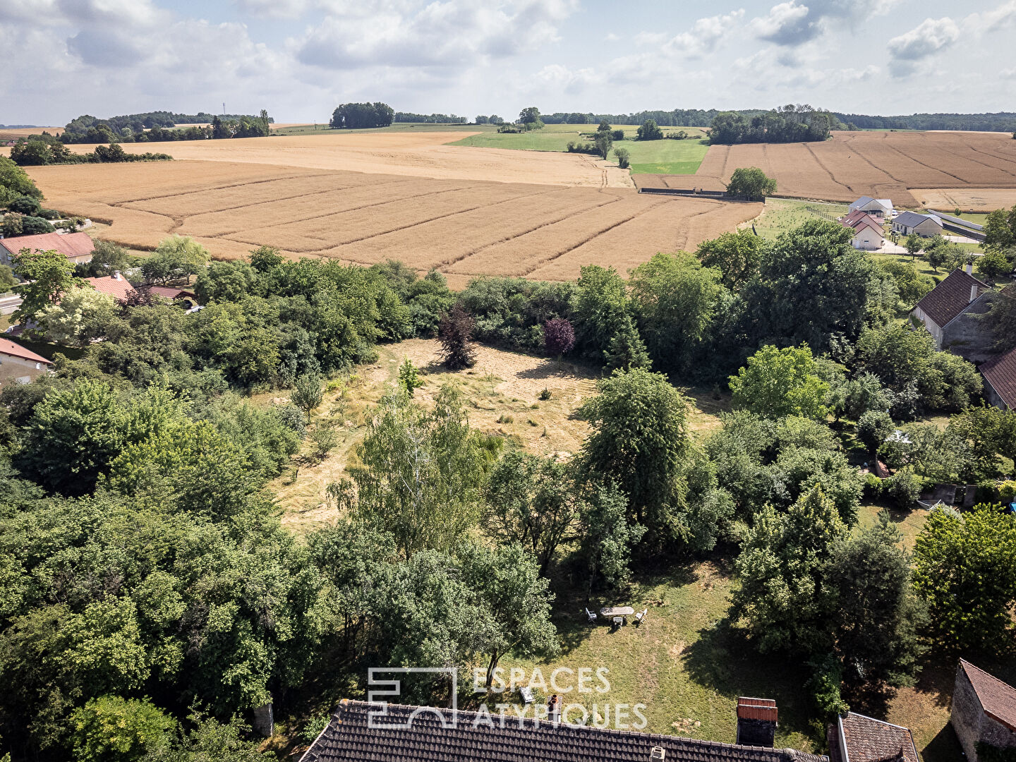 Belle propriété en pierre du XVIIe dans son parc de 8000m²