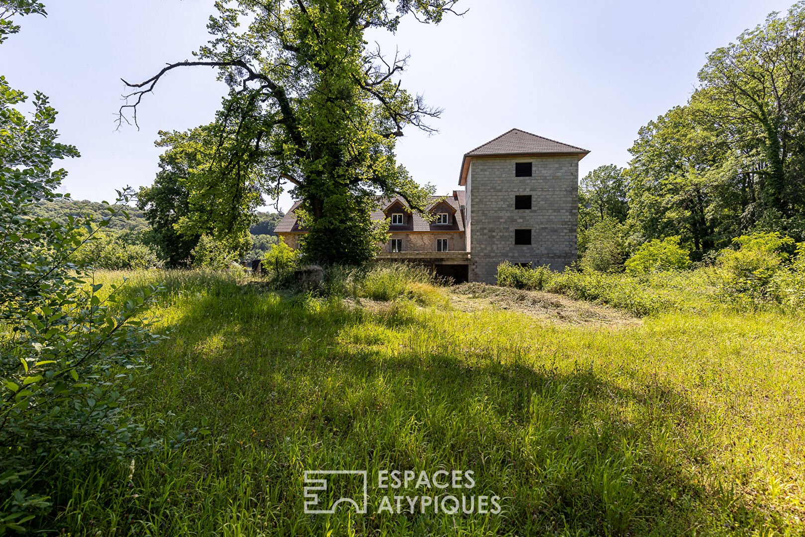 18th century country property with many possibilities for development
