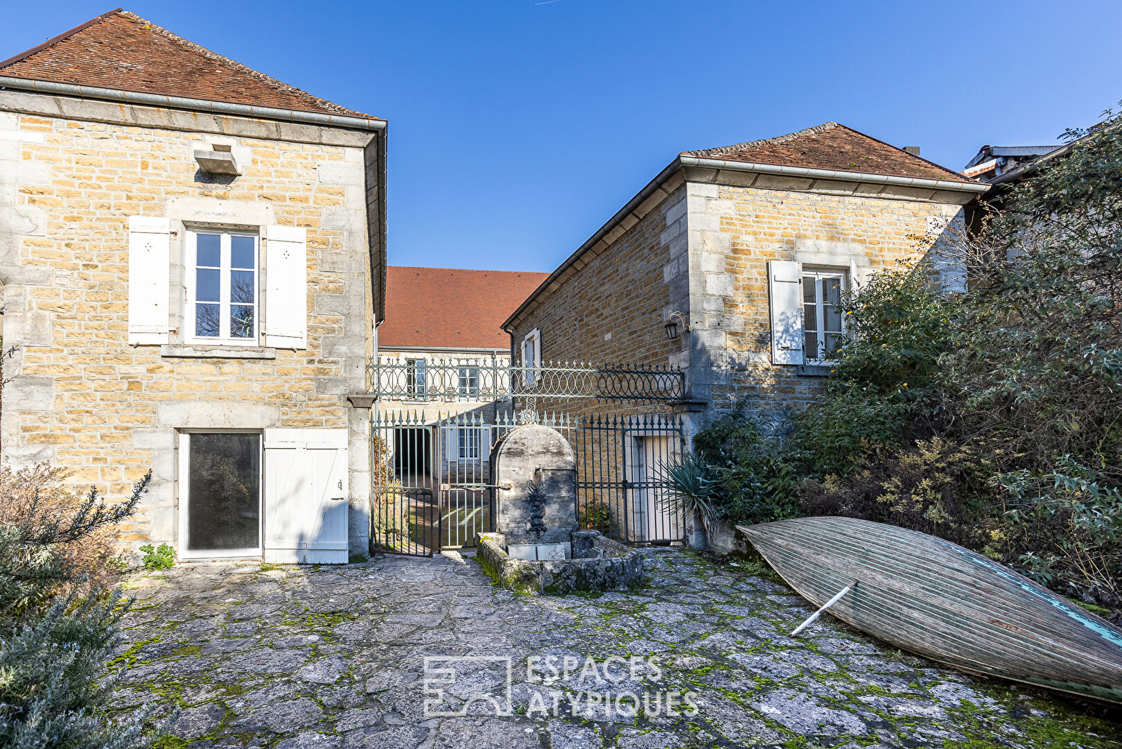 Ancienne maison vigneronne du XVIII siècle avec dépendances, jardin et piscine