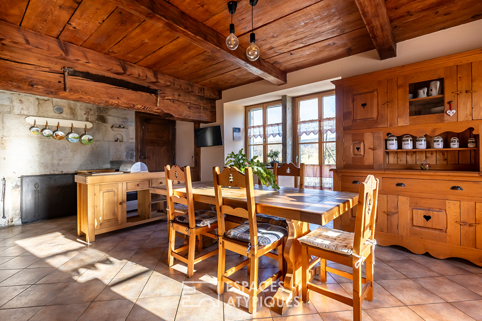 Charme comtois : ferme avec résidence principale, gîte, et chambres d’hôtes