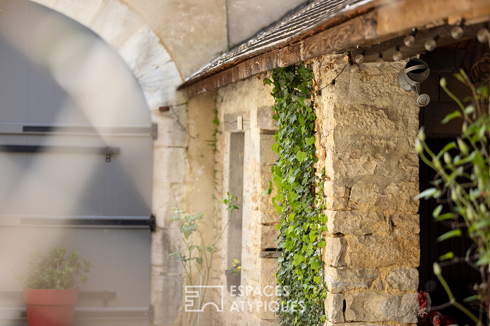 Character house with pool in the heart of an old wine village