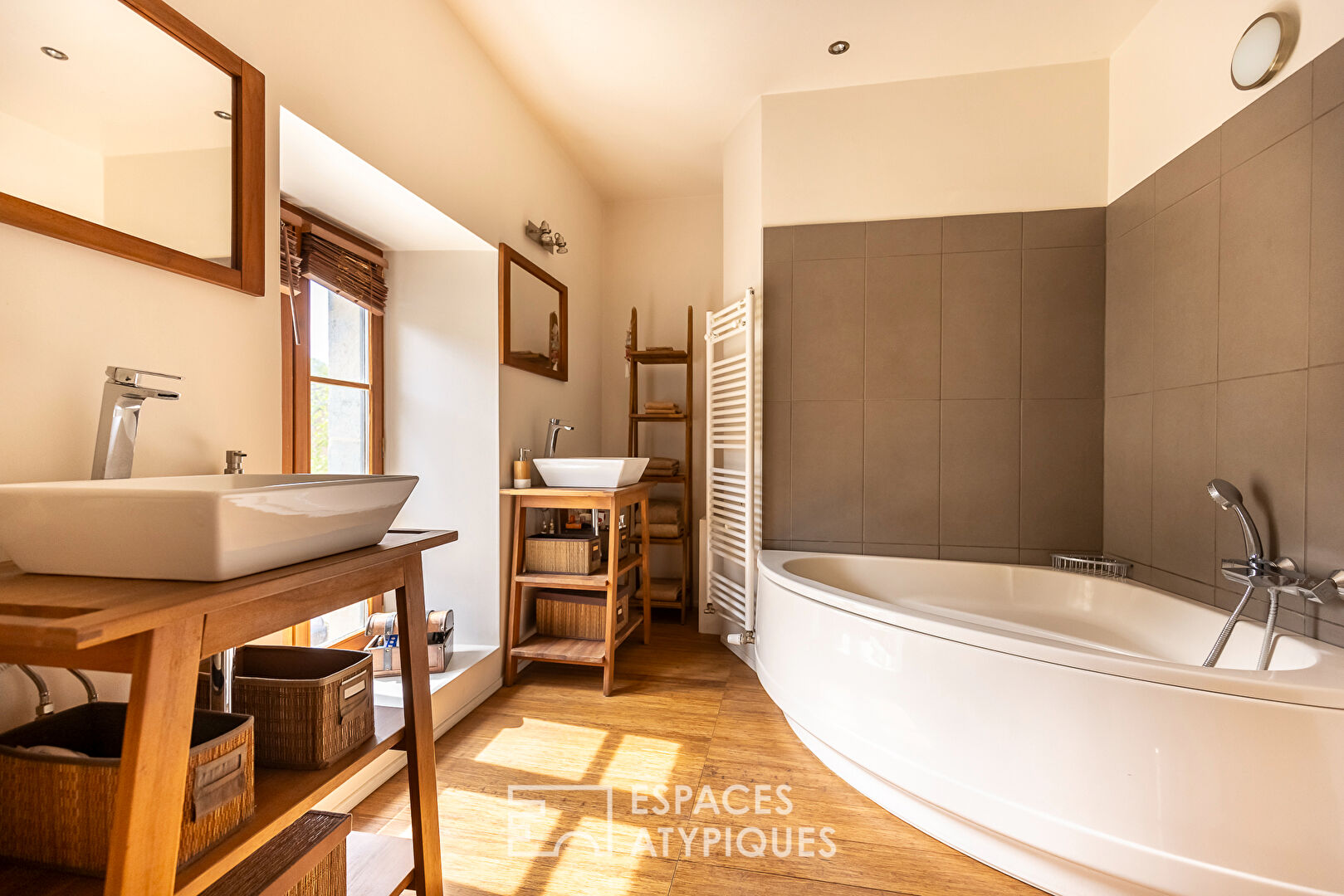 Character house with pool in the heart of an old wine village