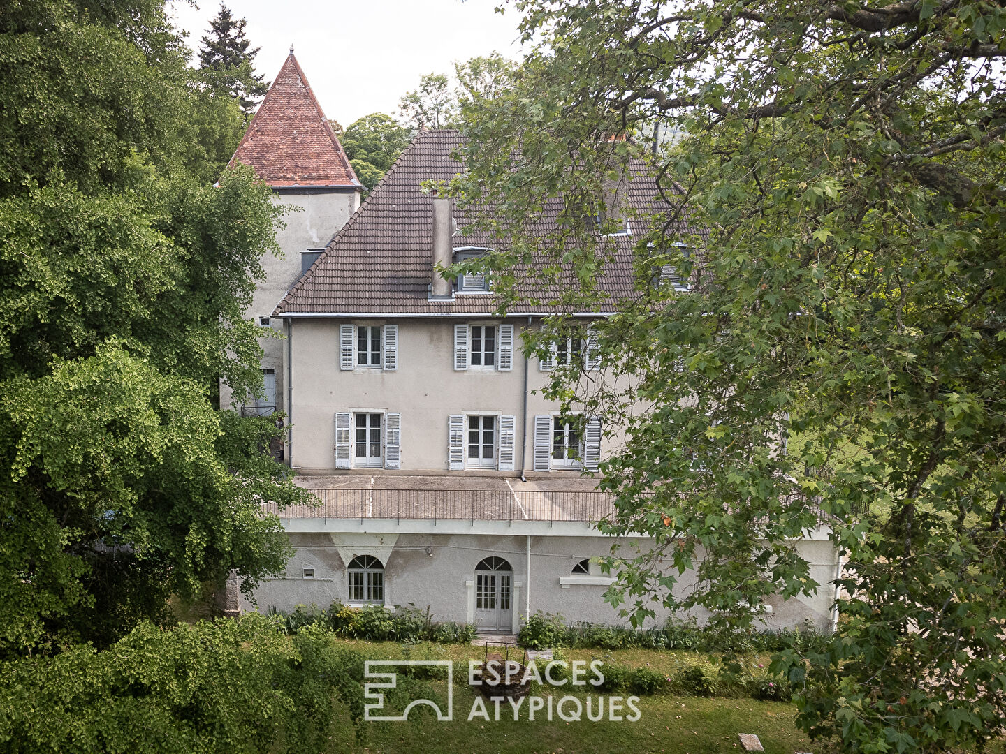 Castle steeped in history in its 1.1 hectare park