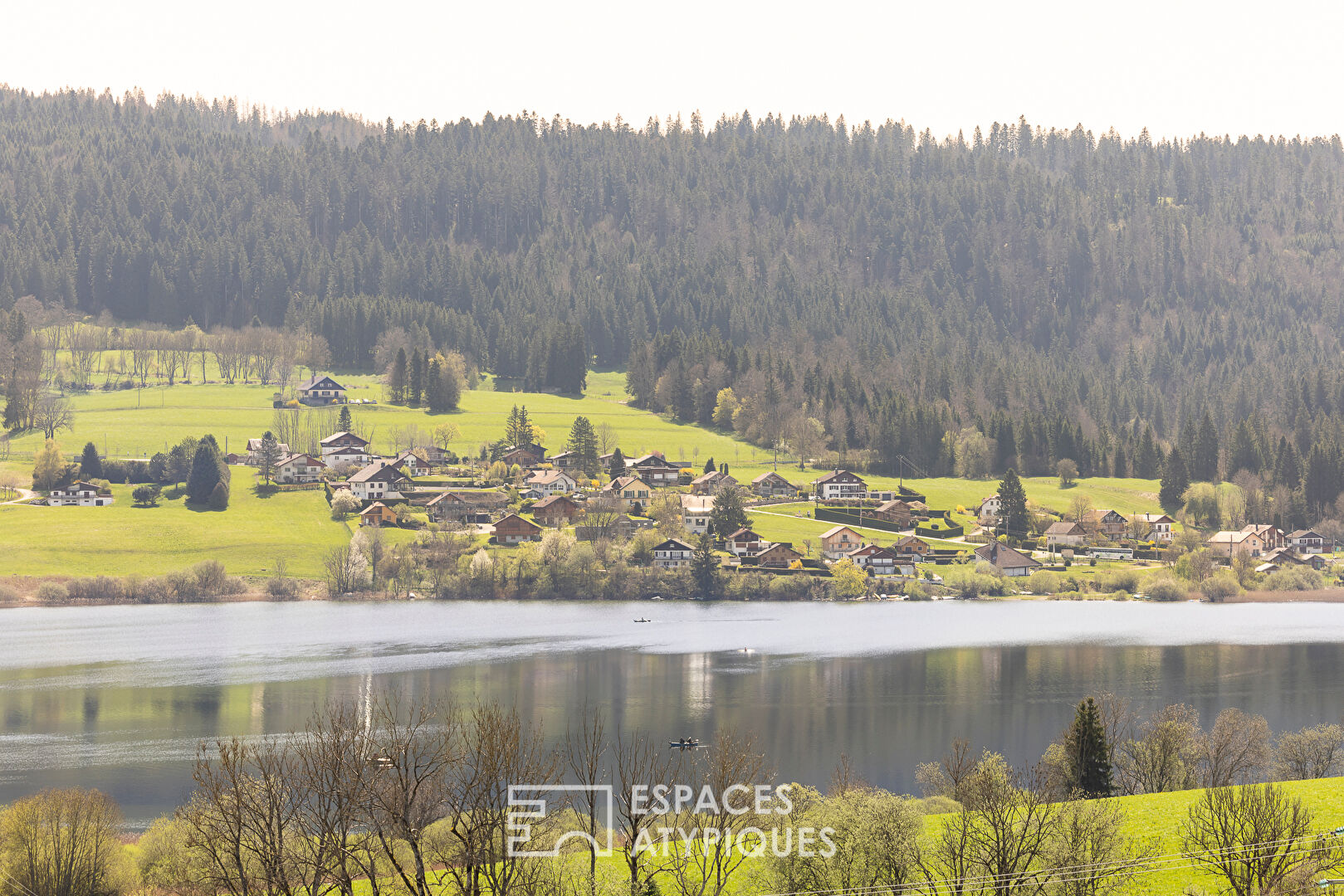 Triplex with balcony and view of Lake Saint-Point