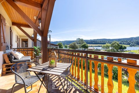 L’appartement avec sa vue imprenable sur le lac Saint-Point