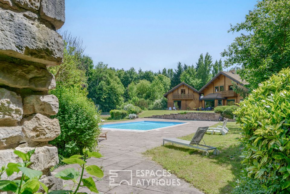 Superbe propriété en bois dans son parc avec étang et piscine