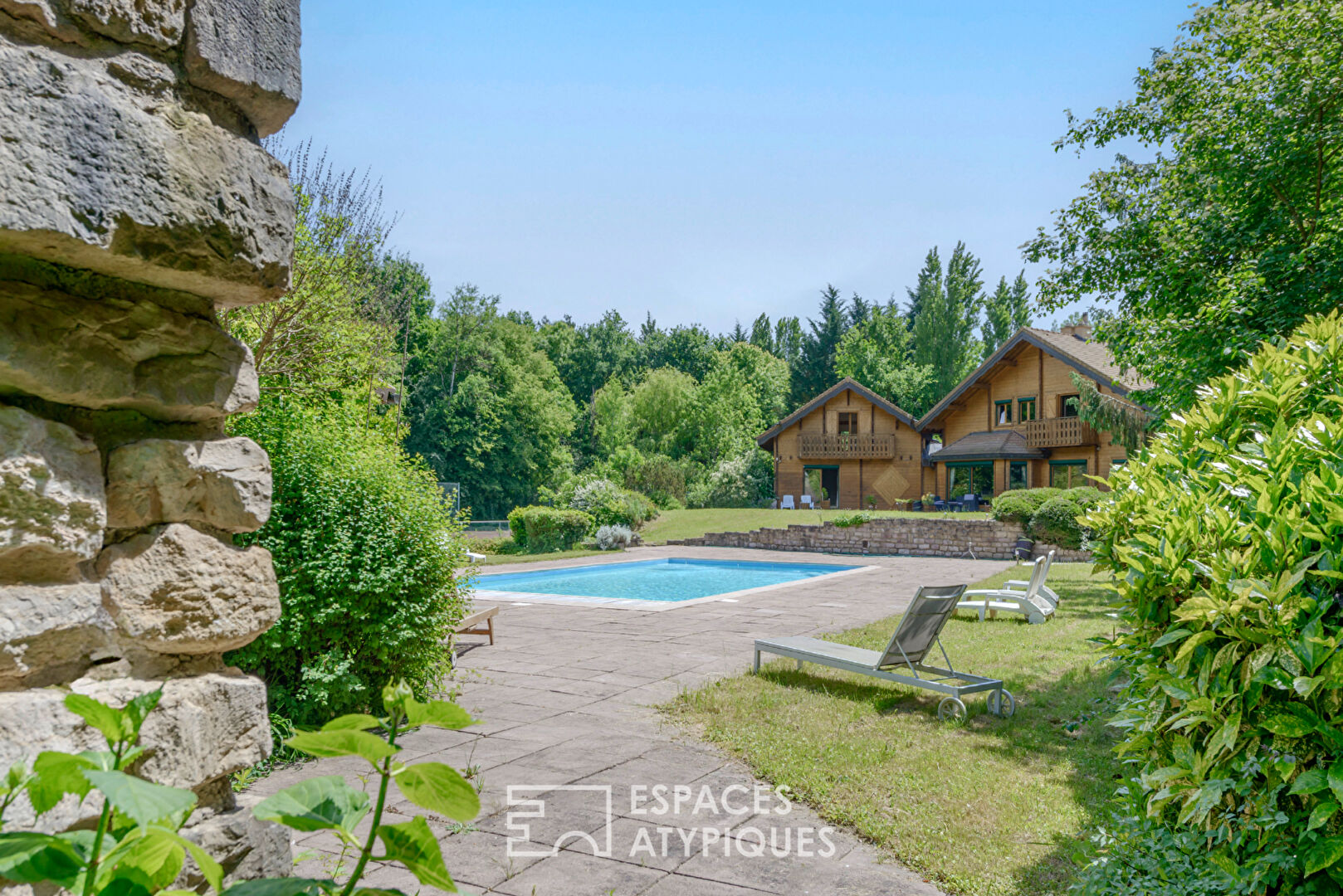 Superbe propriété en bois dans son parc avec étang et piscine
