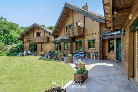 Superbe propriété en bois dans son parc avec étang et piscine