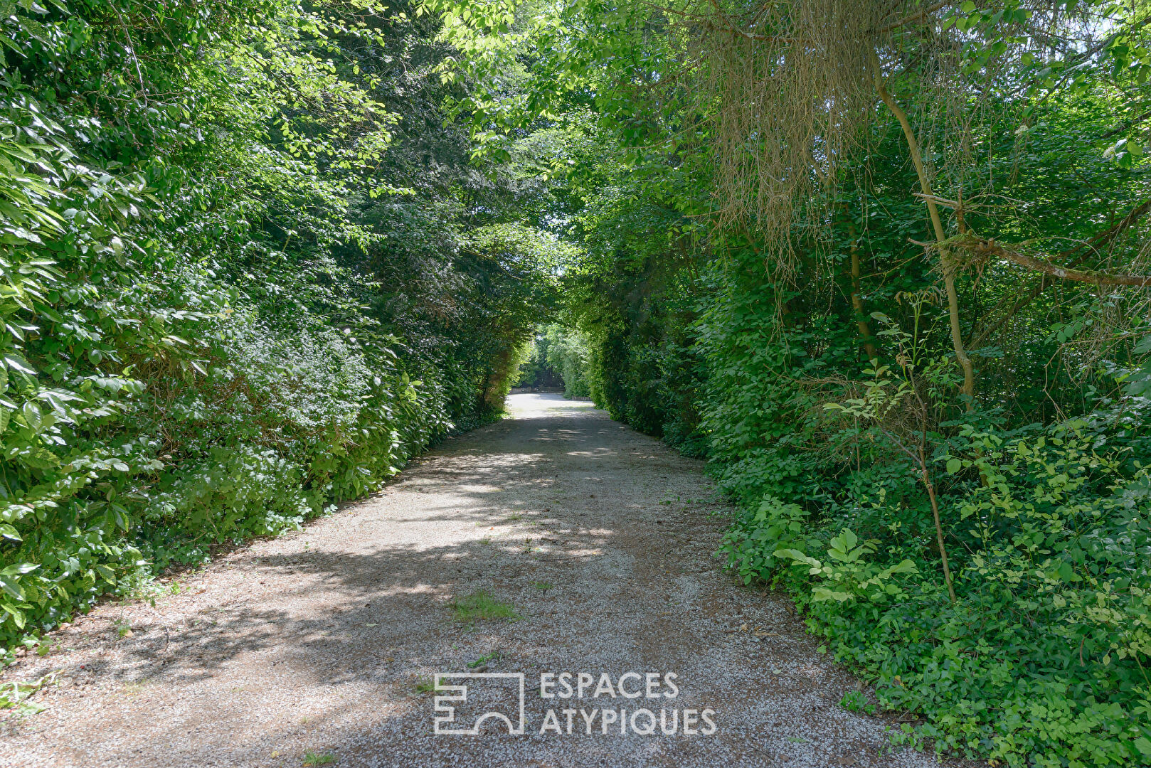 Superbe propriété en bois dans son parc avec étang et piscine