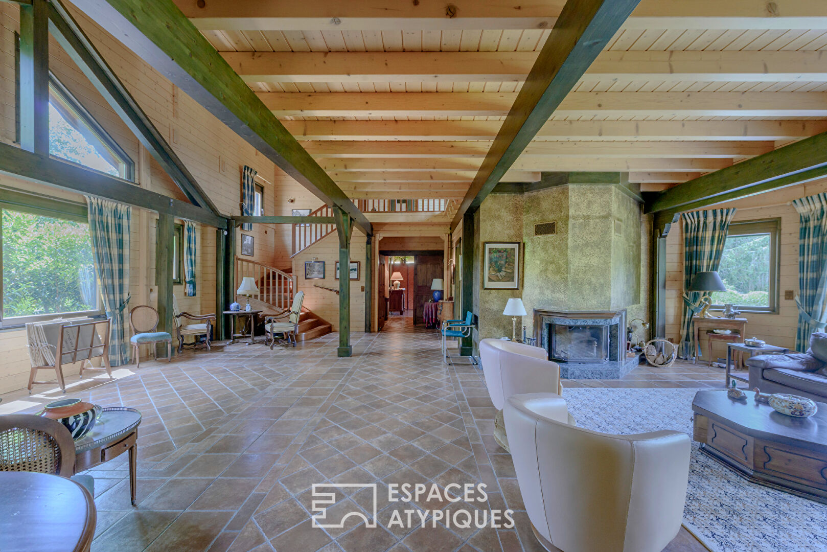 Superbe propriété en bois dans son parc avec étang et piscine