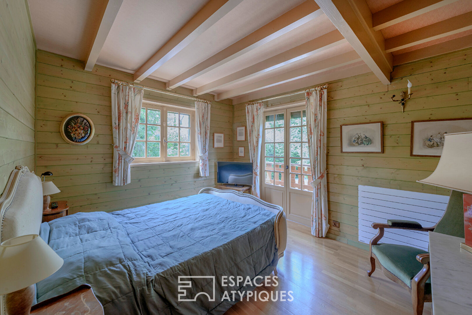 Superbe propriété en bois dans son parc avec étang et piscine