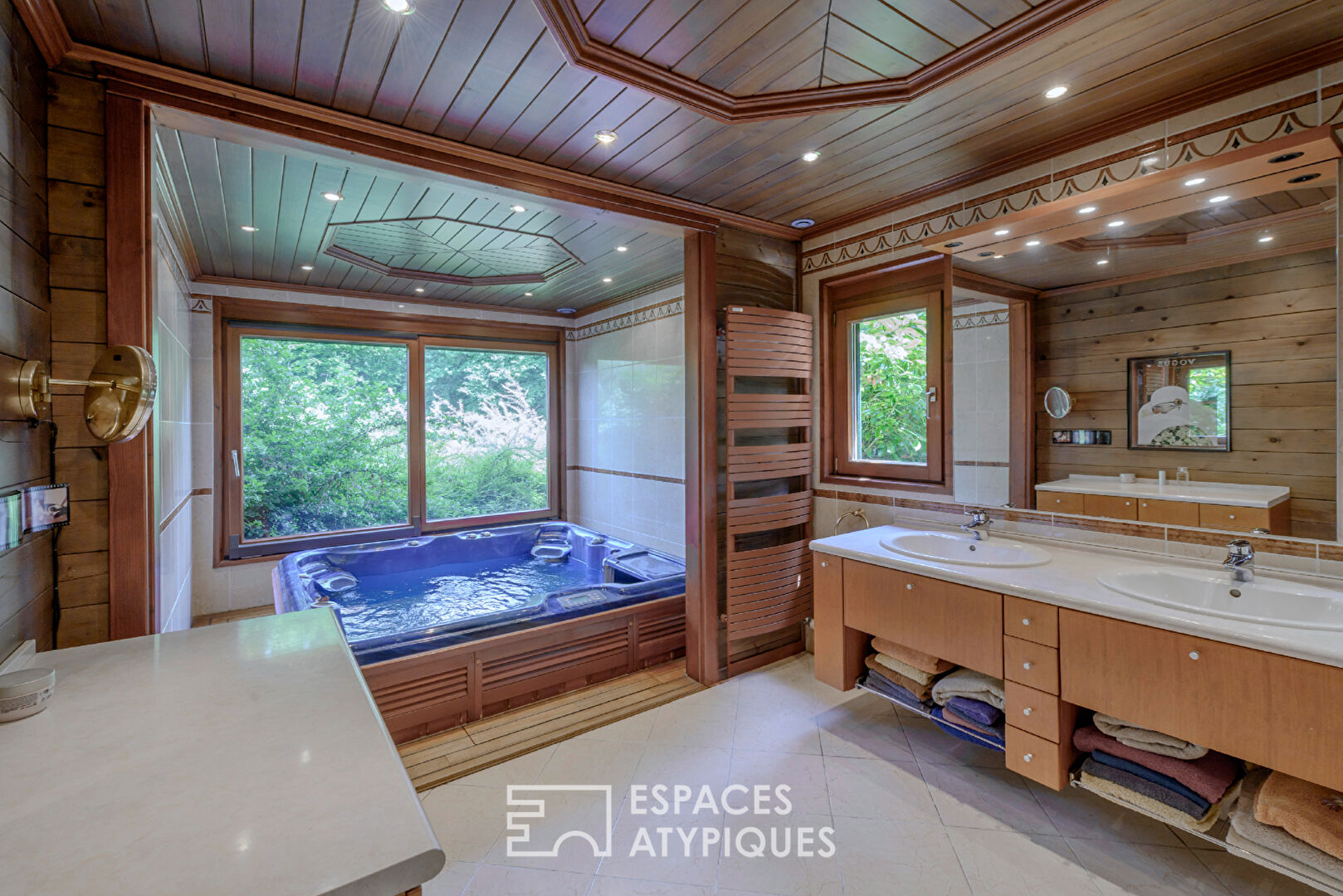 Superbe propriété en bois dans son parc avec étang et piscine