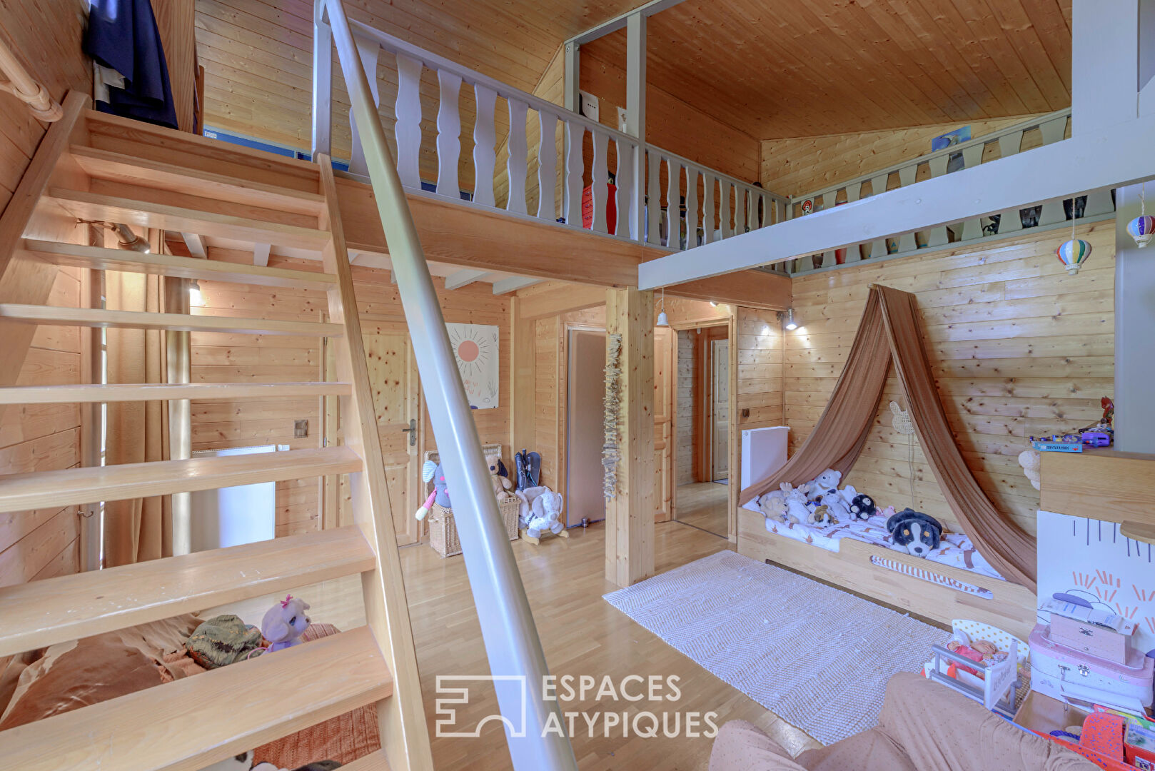 Superbe propriété en bois dans son parc avec étang et piscine