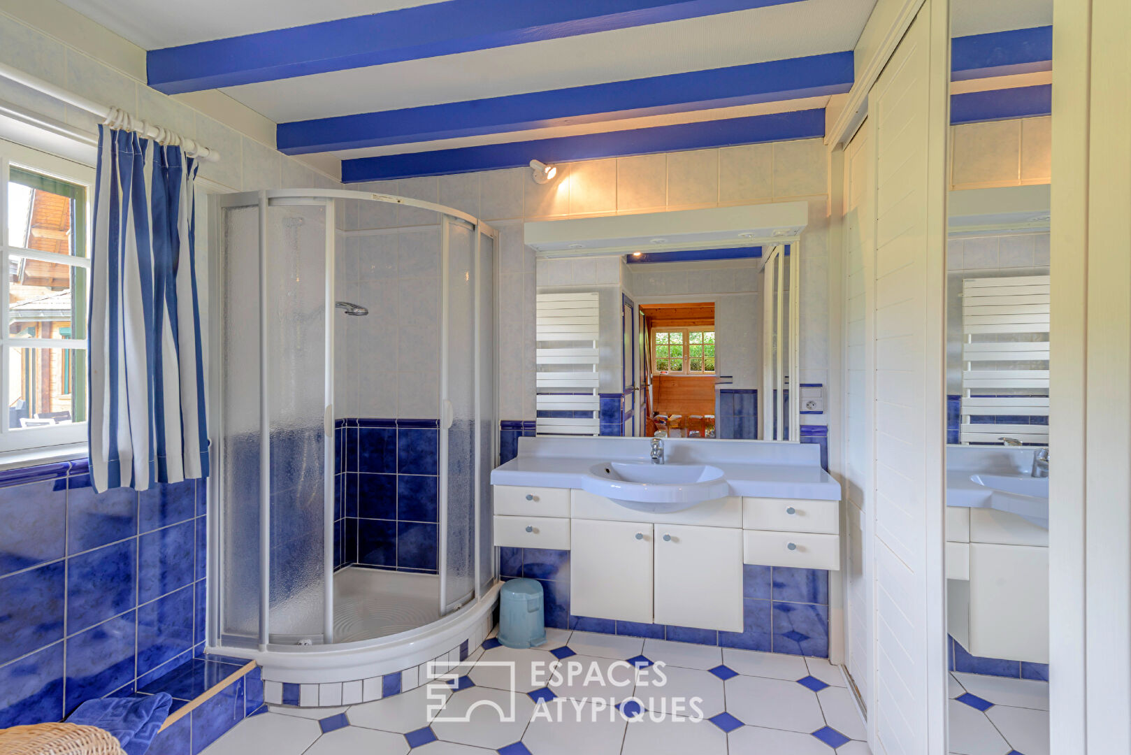 Superbe propriété en bois dans son parc avec étang et piscine