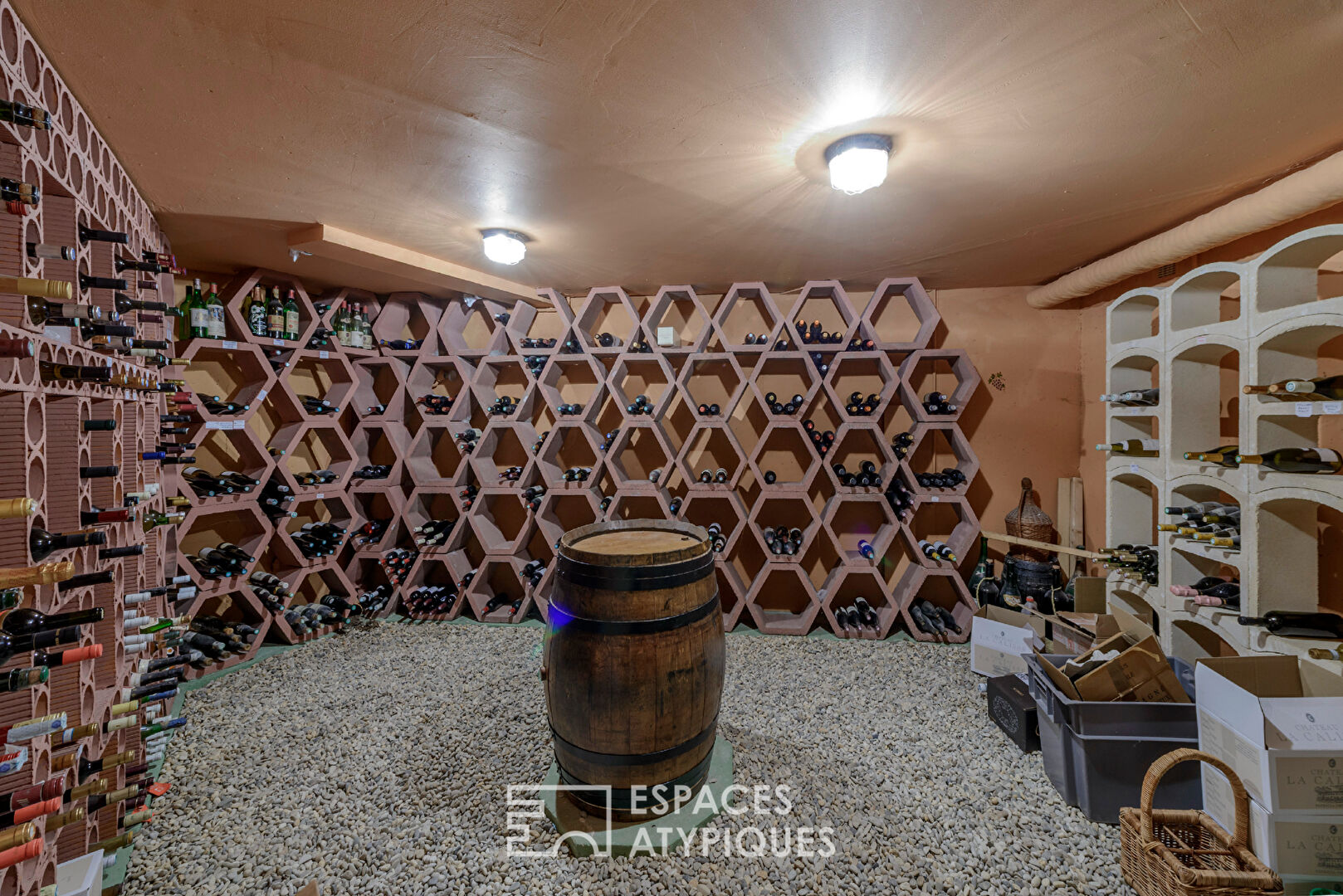 Superbe propriété en bois dans son parc avec étang et piscine
