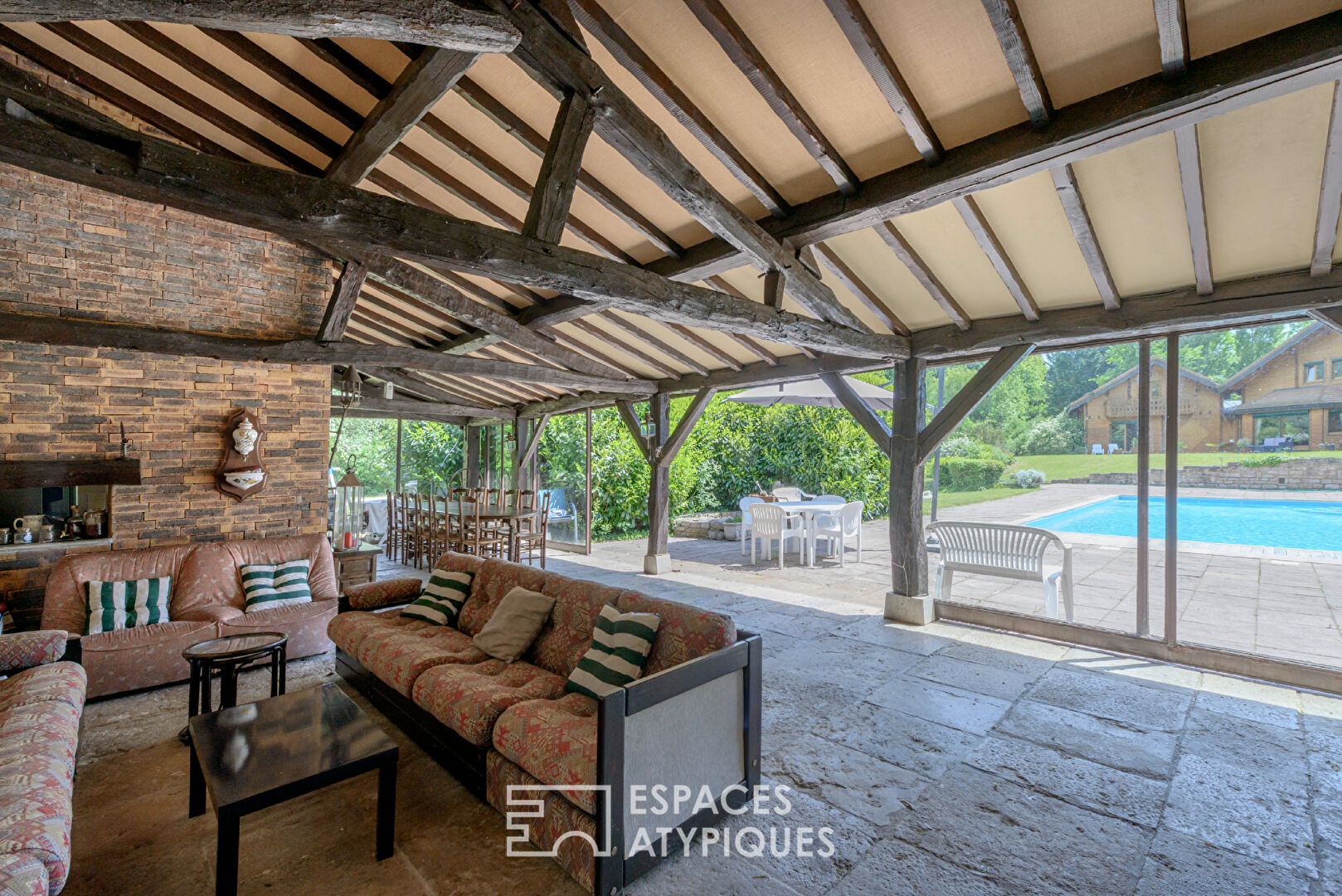 Superbe propriété en bois dans son parc avec étang et piscine