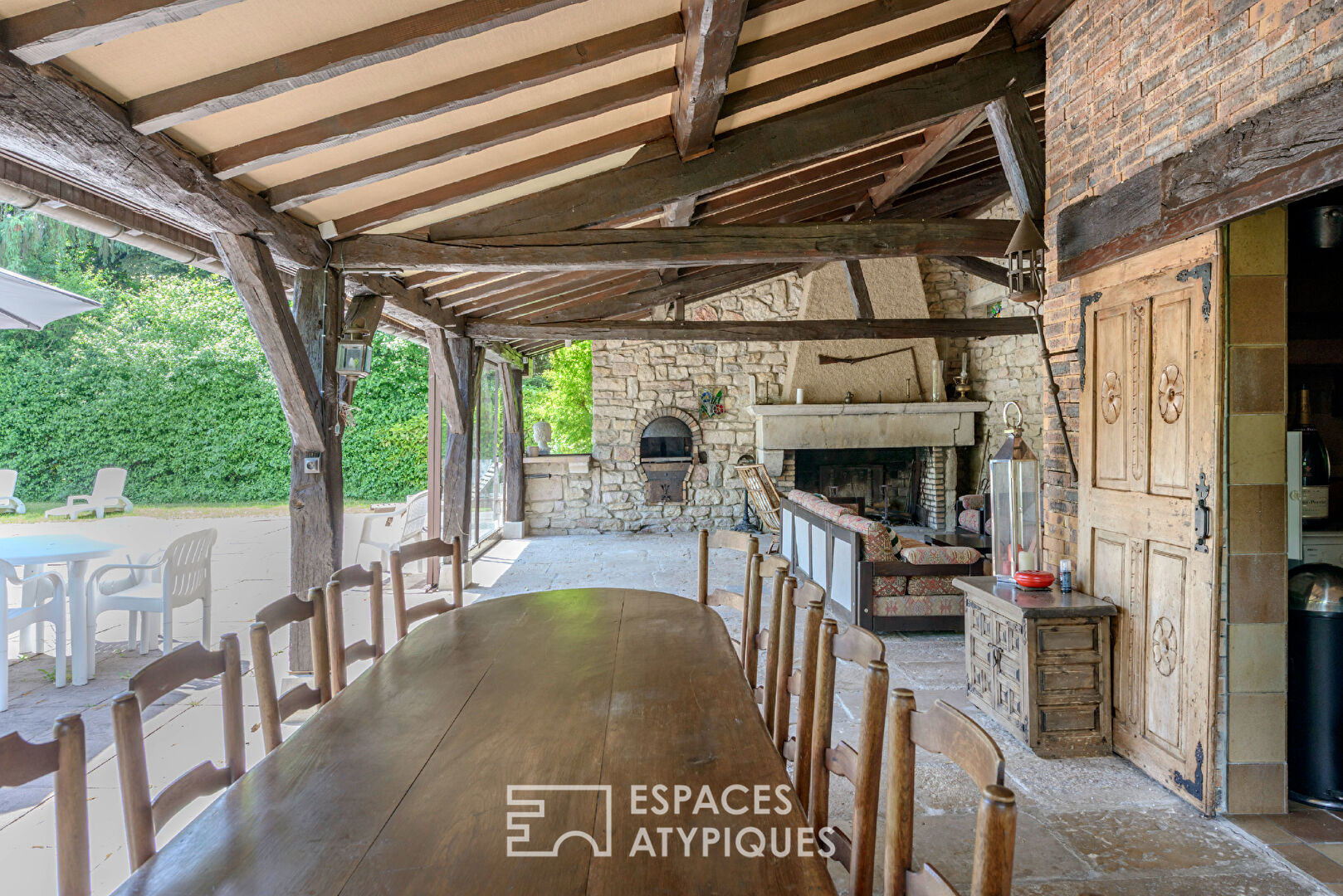 Superbe propriété en bois dans son parc avec étang et piscine
