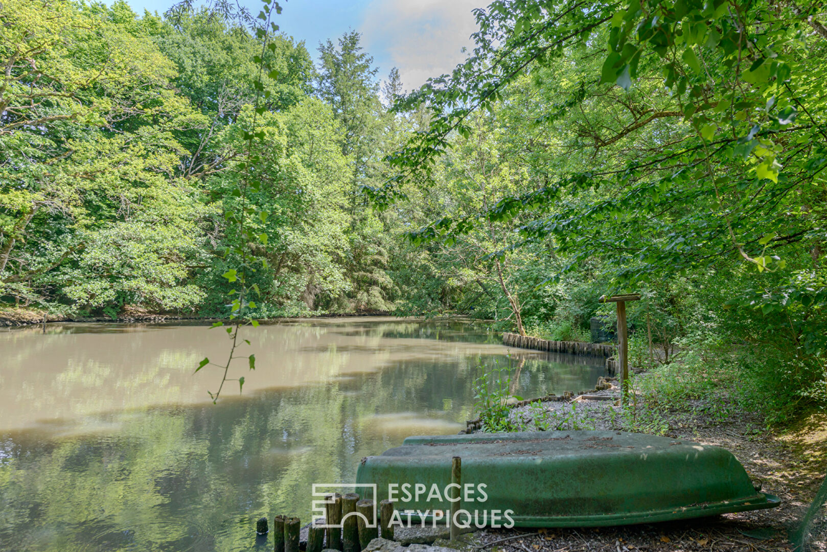 Superbe propriété en bois dans son parc avec étang et piscine
