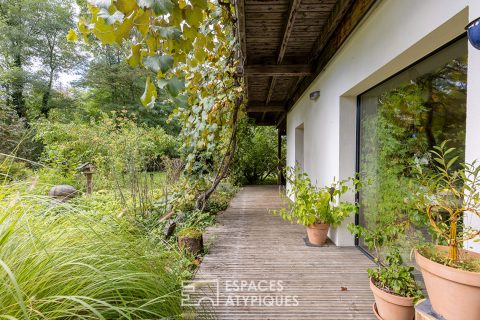The passive house in its garden with 1000 flavors