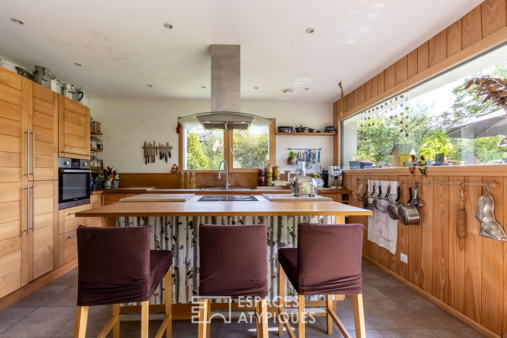 The passive house in its garden with 1000 flavors