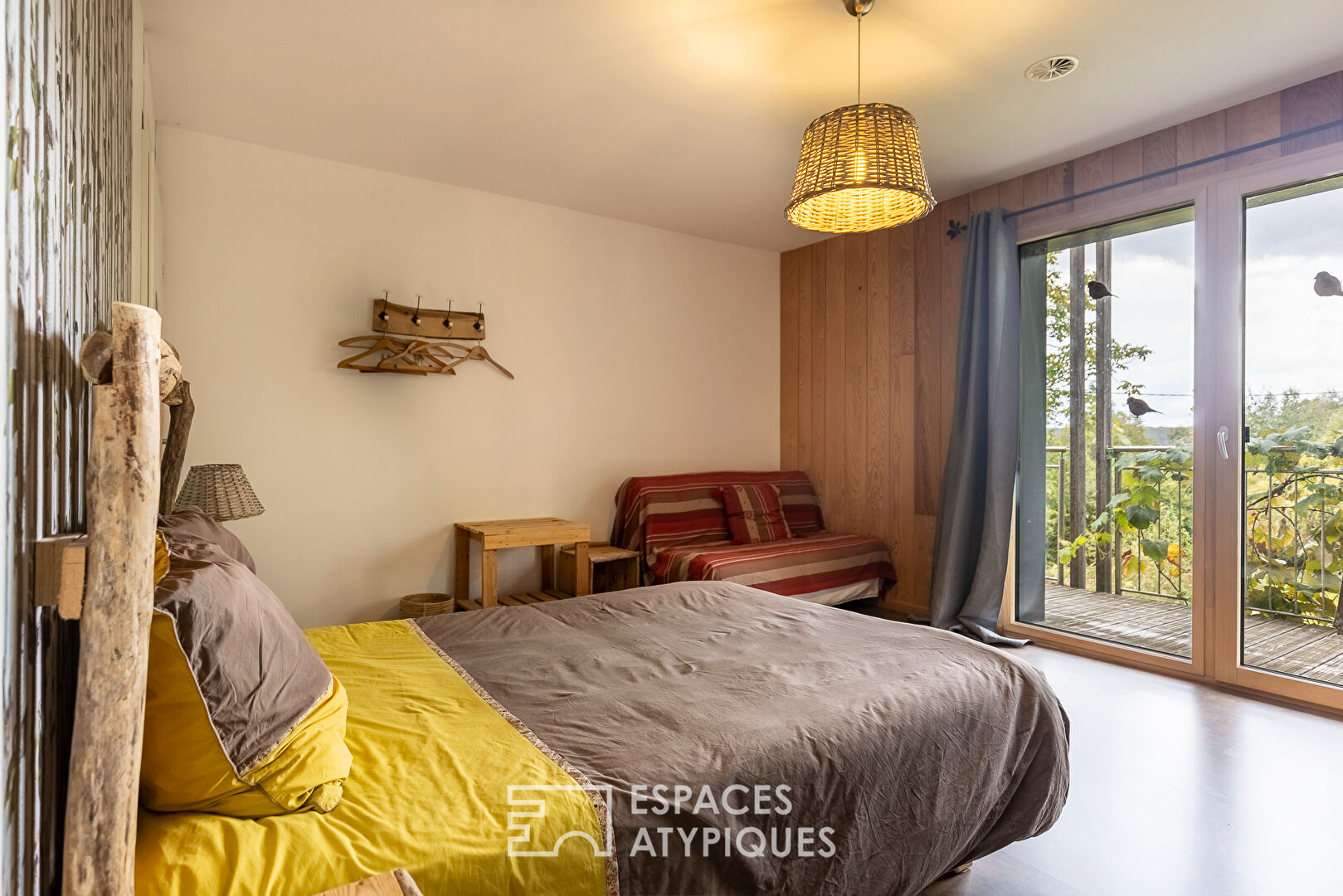 The passive house in its garden with 1000 flavors