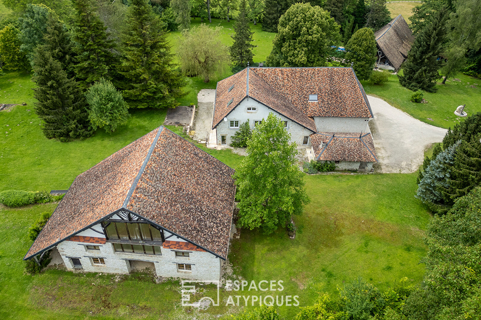 L’incroyable propriété en pierres dans son parc de plus d’un hectare