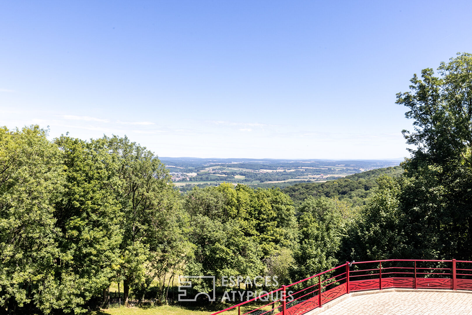 Old renovated farmhouse with its swimming pool and its breathtaking view