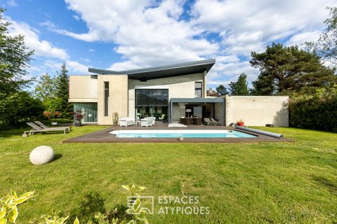 Harmonious architect house with swimming pool in a green setting