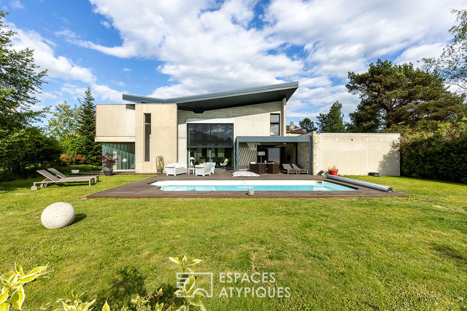 Harmonious architect house with swimming pool in a green setting