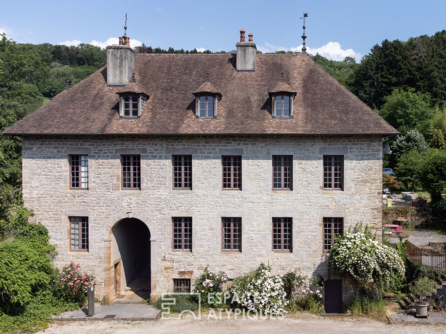 Château au coeur du vignoble Jurassien avec ses chambres d'hôtes