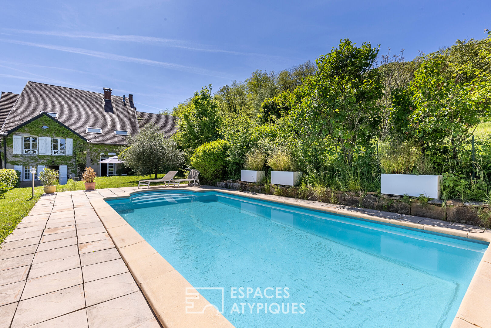 Character house with swimming pool near Château-Chalon