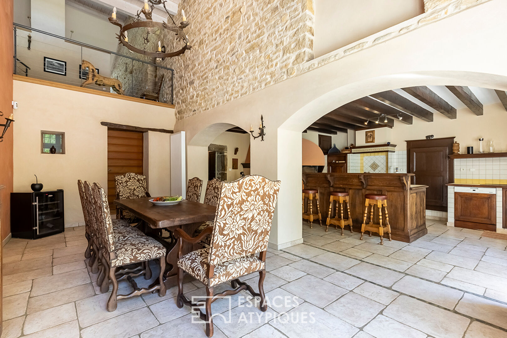 Character house with swimming pool near Château-Chalon