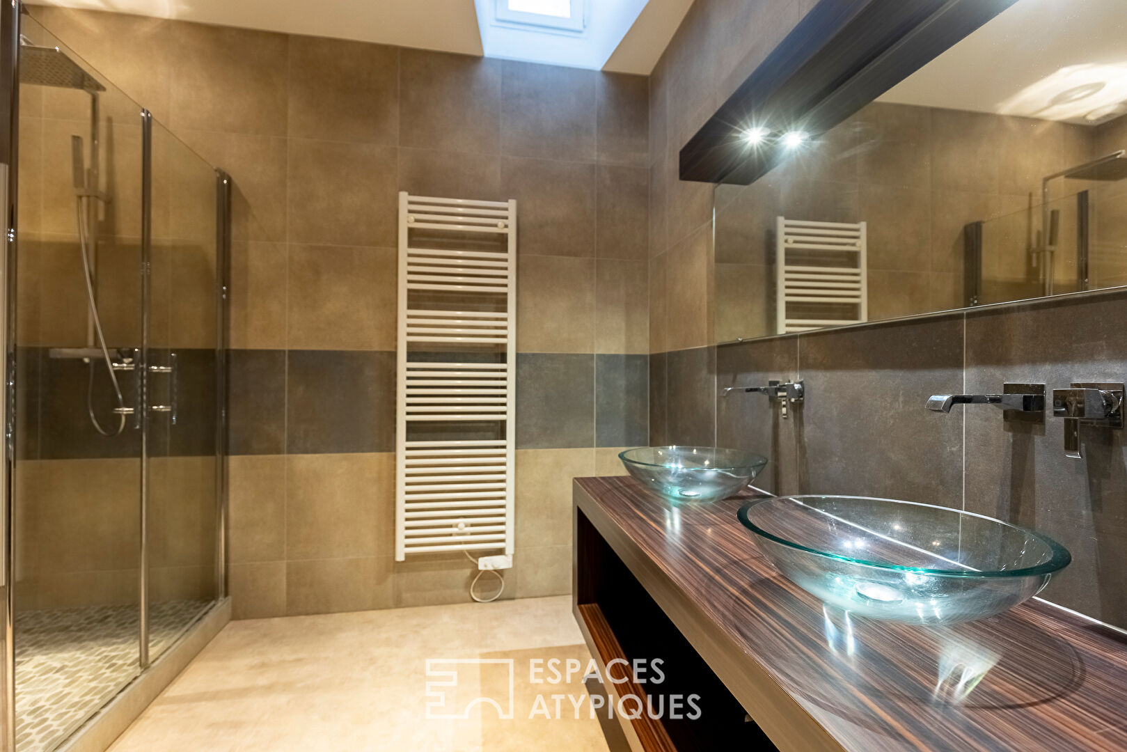 Character house with swimming pool near Château-Chalon