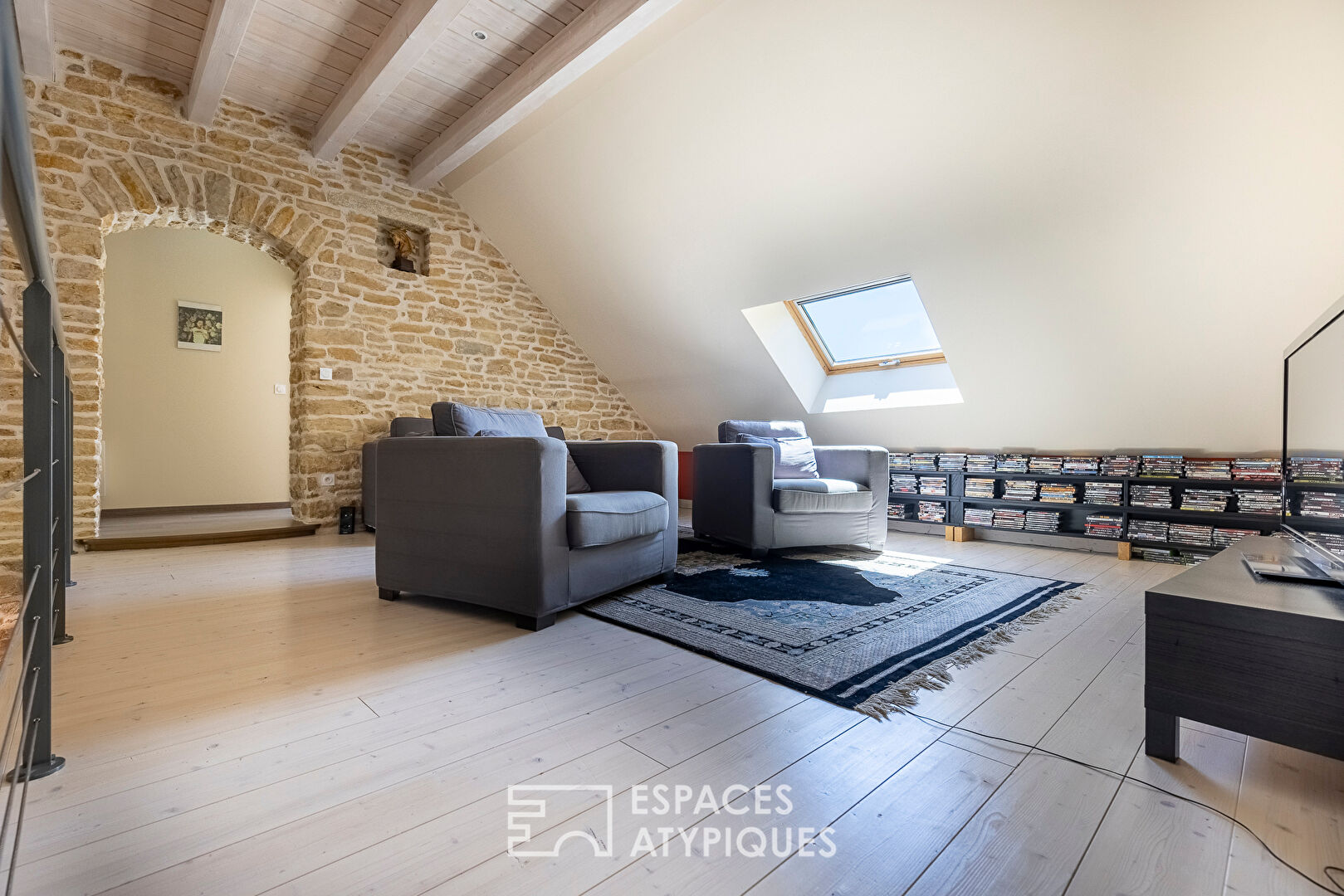 Character house with swimming pool near Château-Chalon