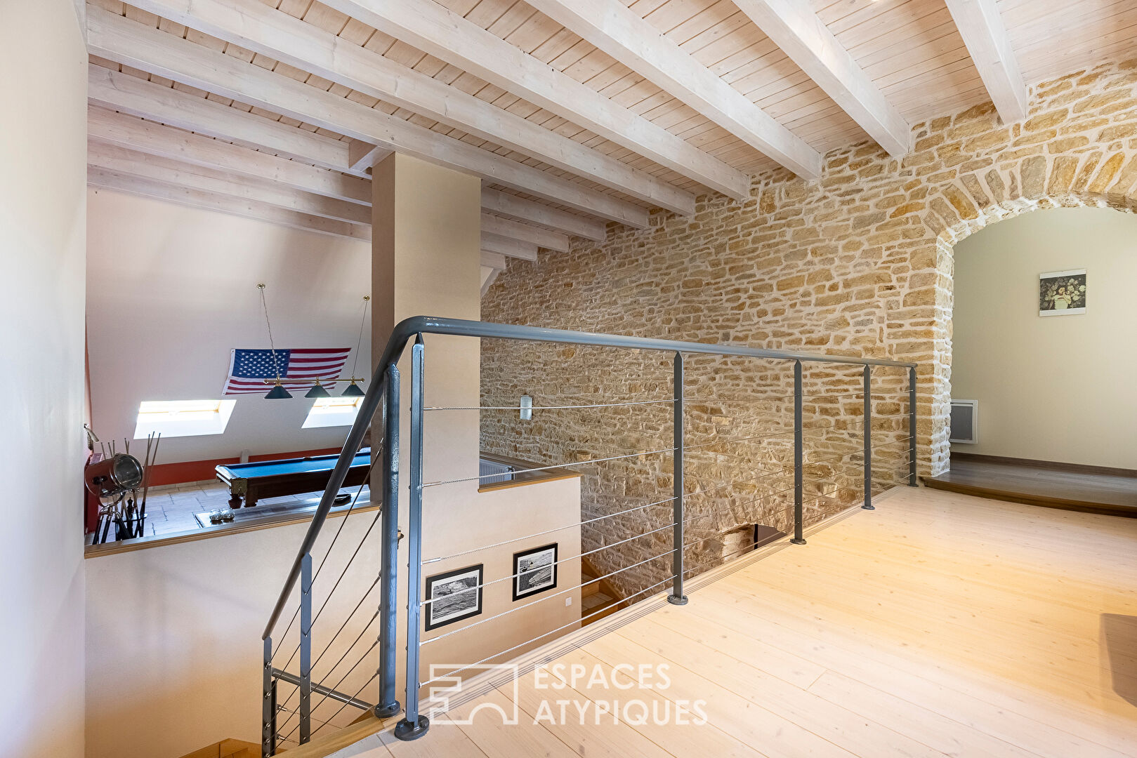 Character house with swimming pool near Château-Chalon