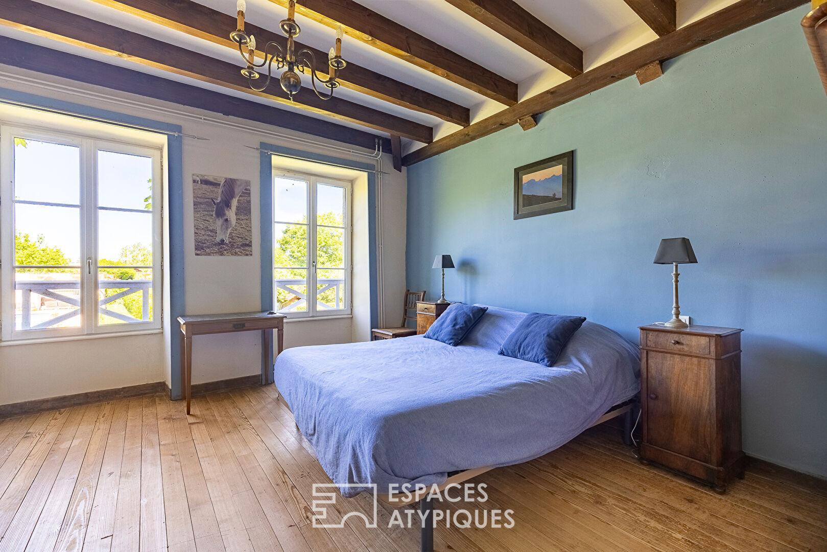 Character house with swimming pool near Château-Chalon