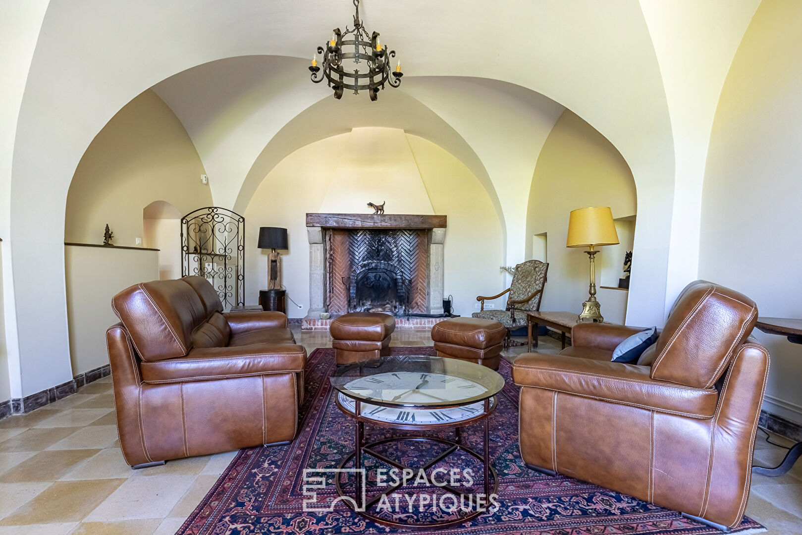 Character house with swimming pool near Château-Chalon