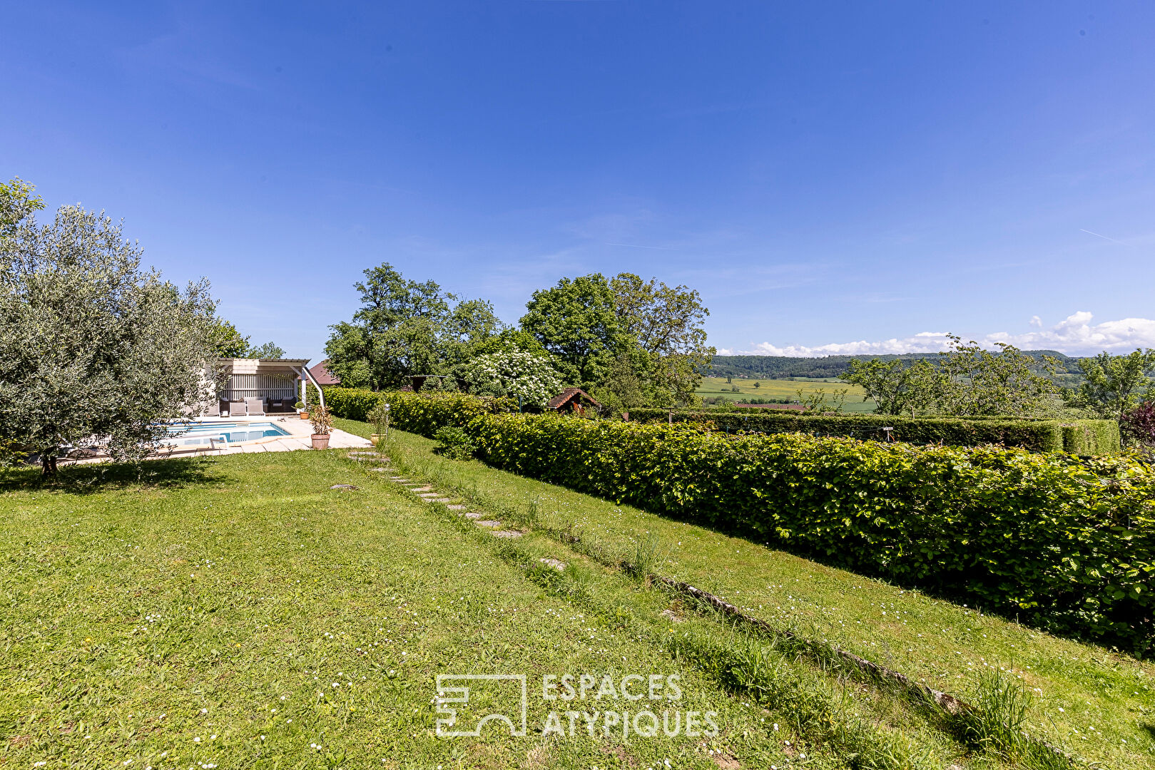 Character house with swimming pool near Château-Chalon