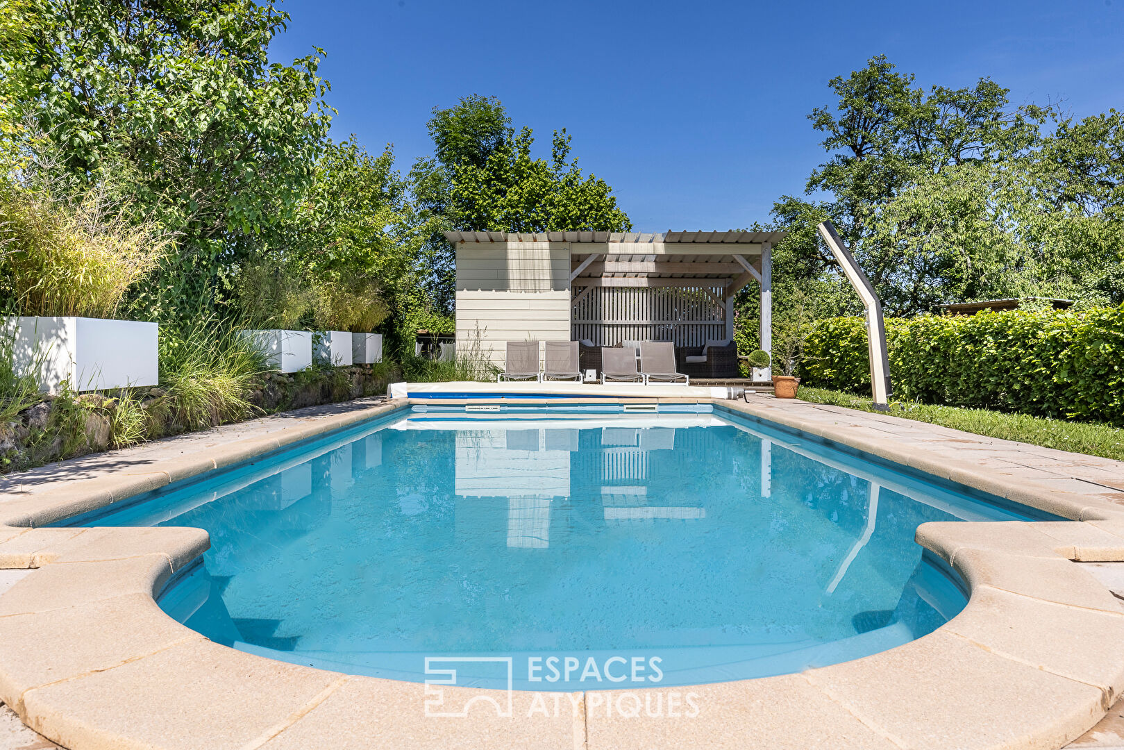 Character house with swimming pool near Château-Chalon