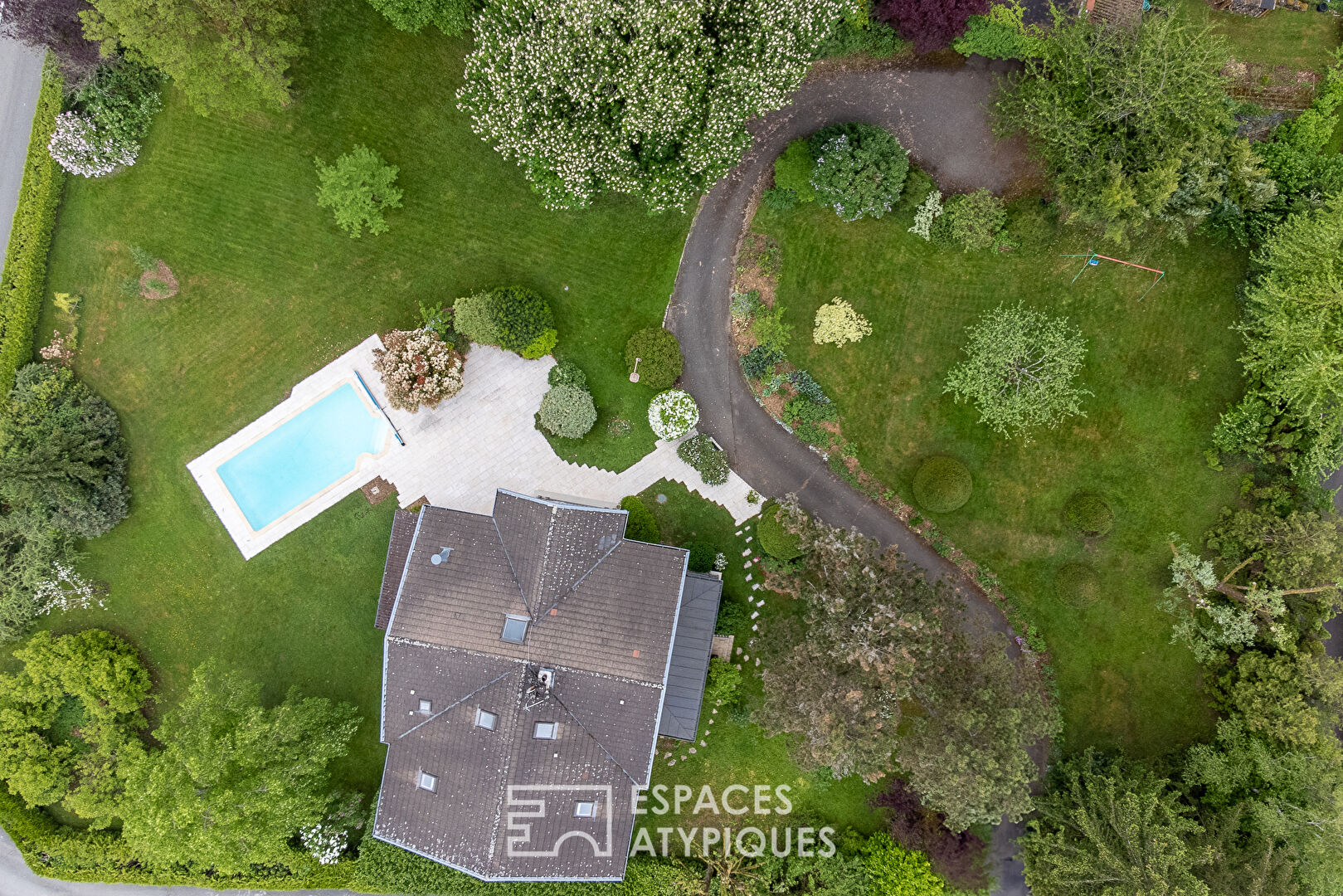 Maison familiale bourgeoise et sa piscine