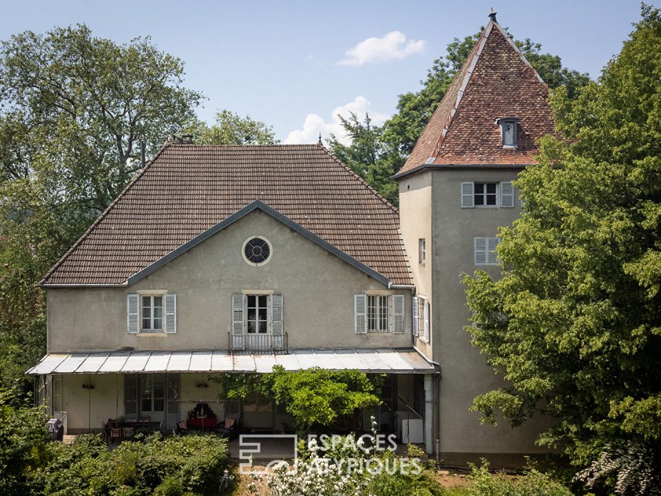 Château chargé d'histoire dans son parc de 1ha